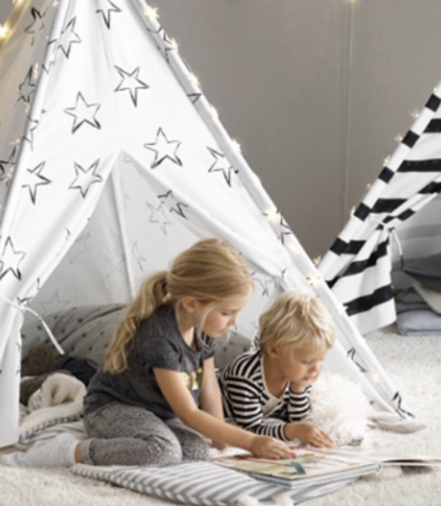 Read children's books in a teepee